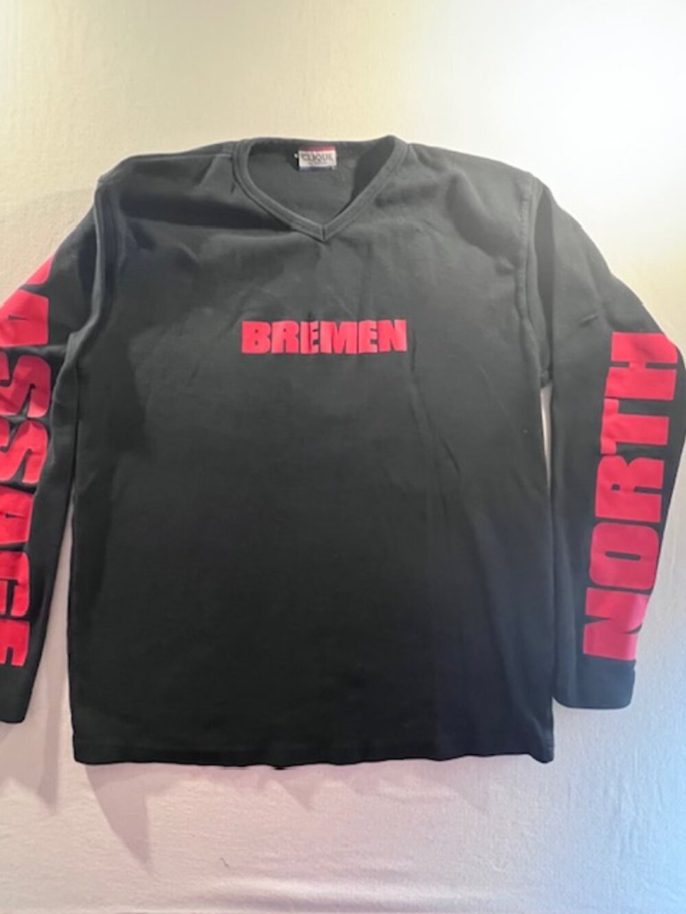 CLIQUE V-neck BREMAN long sleeve shirt. Black with red lettered sleeves Size L